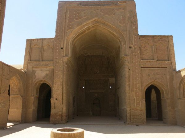 نمای یکی از ایوان‌های مسجد جامع فرومد و ایوانک‌های دو طرف آن